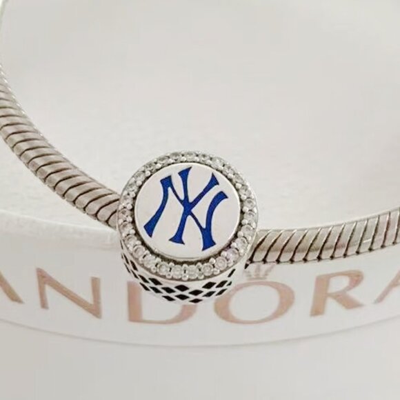 Pandora New York Yankees Charm Destination Charms Travel Destination Round - Picture 1 of 3